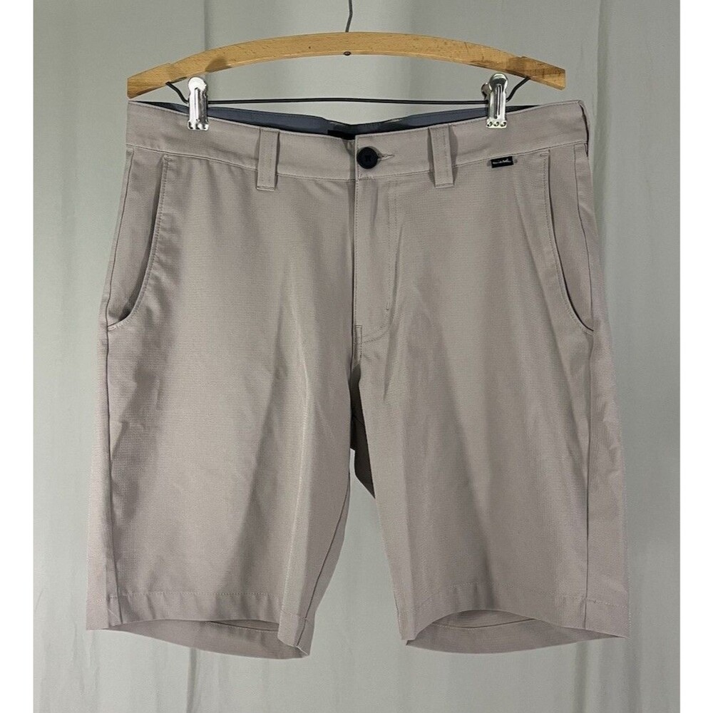 Travis Mathew Shorts Men's Size 32 Tan Relaxed Fit Performance Golf Activewear